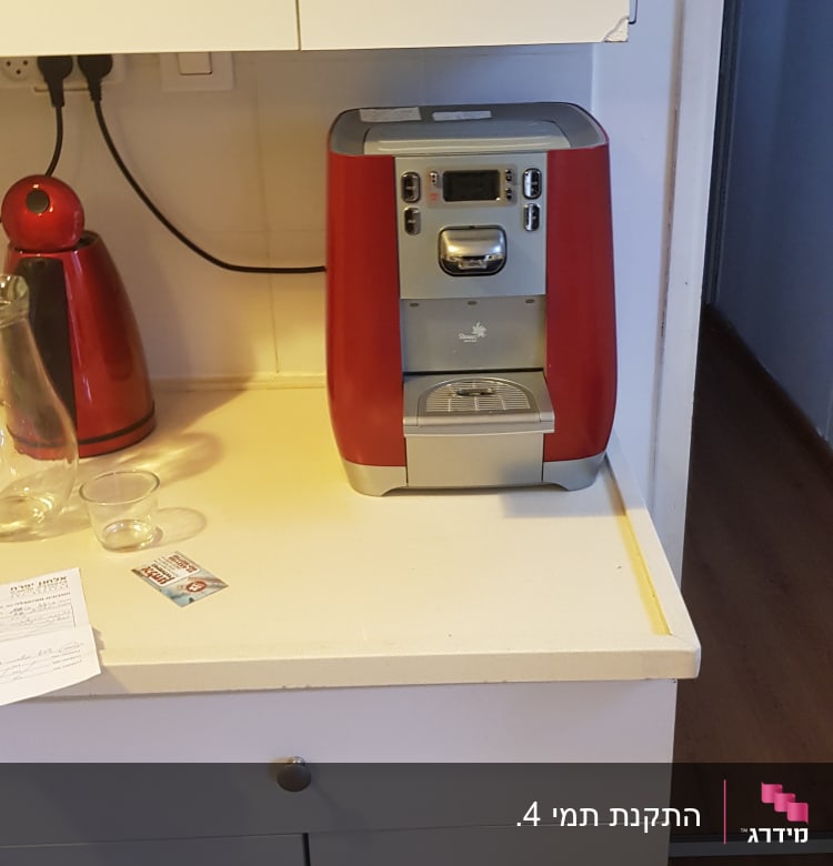 מכונת קפה אדומה על משטח מטבח